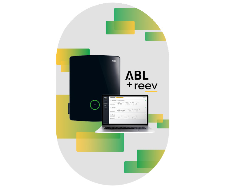 Mann lädt eAuto an Wallbox eMH3 mit Grafik Wallbox + reev Software auf Geräten | ABL