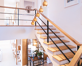 Moderner Treppenaufgang im gewerblichen Gebäude – Wallboxen und Abrechnungslösungen von ABL für Unternehmen