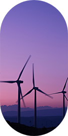 Oval mit Windrädern vorm Abendhimmel – elektrisch fahren und laden mit Ladeinfrastruktur von ABL
