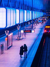 Bahnsteigszene – auch Auto umweltschonend fahren mit eAutos und Ladesäulen von ABL