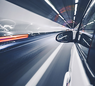 Fahrendes Auto im Tunnel – Ladelösungen von ABL für eAutos