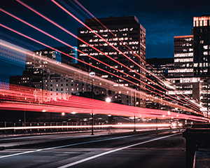 Langzeitbelichtung einer Stadt bei Nacht – Ladelösungen in der Stadt von ABL für Automotive