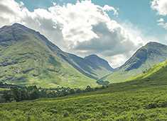 Idyllisches Naturfoto mit Bergen, Wiesen, Himmel und Wolken