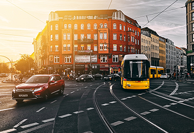 Straßenkreuzung – CO2-neutral Fahren und Tanken mit Ladesäulen eMC für öffentliche Nutzung von ABL