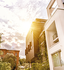 Moderne Hausfront vor Himmel – Allrounder Wallbox eMH2 für zuhause oder Unternehmen