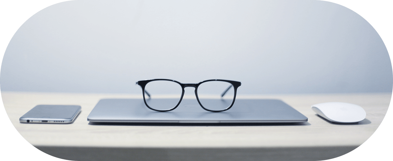Arbeitsplatz mit Brille – FAQs für ABL Ladelösungen