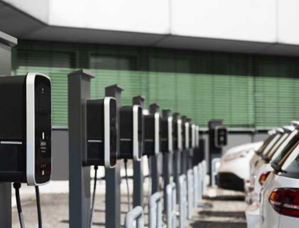 Wallboxen eMH3 auf Parkplatz vor großem Gebäude