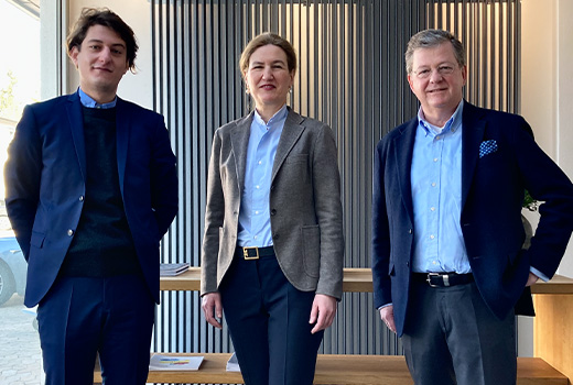 Foto: drei Personen der Geschäftsführung von ABL – Mann Frau Mann | ABL eMobility