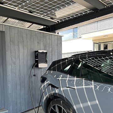 Wallbox eM4 Twin auf Dienstwagenparkplatz