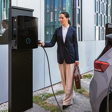 Wallbox eM4 Twin auf Parkplatz für Dienstwagen